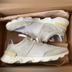 Size9.5 white suede and mesh, thick sole. SOREL
Minimal wear